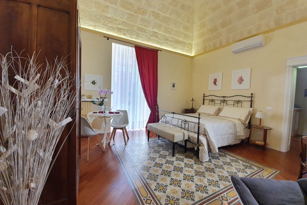 Deluxe Double Room, Balcony | Bathroom | Shower, free toiletries, hair dryer, slippers