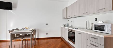 Studio | Private kitchenette | Full-size fridge, stovetop, dishwasher, cookware/dishes/utensils