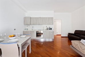 Studio | Coin cuisine privé | Grand réfrigérateur, plaque de cuisson, lave-vaisselle