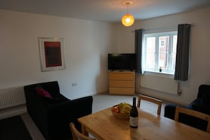 Apartment, Mehrere Betten, Nichtraucher | Wohnbereich | Flachbildfernseher