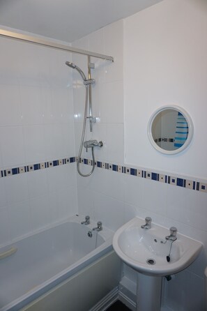 Apartment, Multiple Beds, Non Smoking | Bathroom