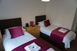 2 bedrooms, laptop workspace, iron/ironing board, free WiFi - The Coach House (Bristol)