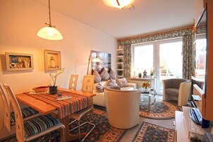 Apartamento (12) | Zona de estar | Una televisión de pantalla plana, Netflix, un reproductor de DVD