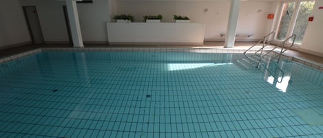 Kolam renang indoor dan sebuah kolam renang air hangat