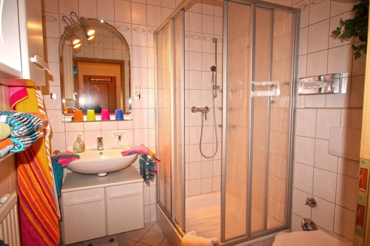 Apartment (12) | Badezimmer | Dusche, Haartrockner, Hausschuhe, HandtĂŒcher