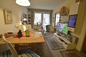 Apartamento (12) | Área de estar | TV de tela plana 42 polegadas com canais a cabo, TV, Netflix