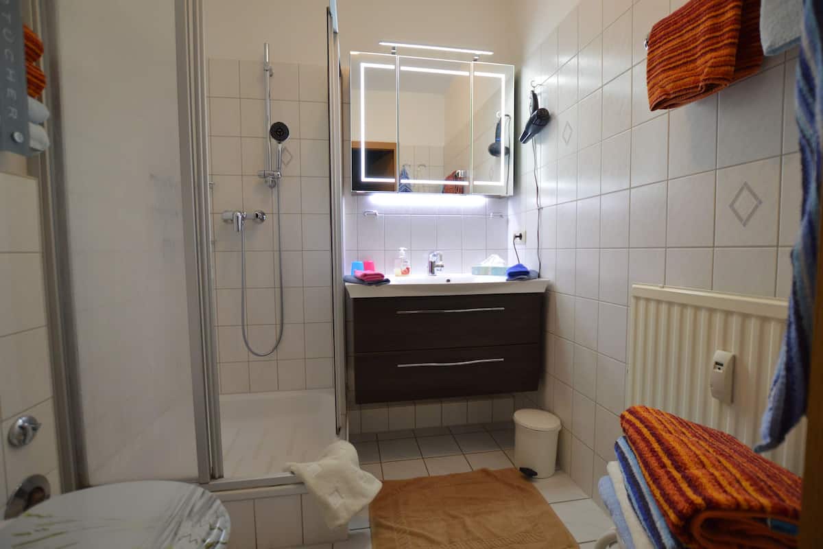 Apartment (11) | Badezimmer | Dusche, Haartrockner, Hausschuhe, HandtĂŒcher