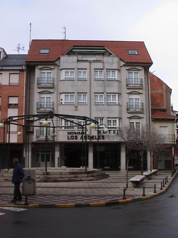 Front of property - Hotel Los Ángeles (La Baneza)