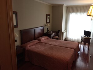 Twin Room, 2 Single Beds | Individually decorated, individually furnished, desk, bed sheets - Hotel Los Ángeles (La Baneza)