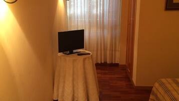 Decoración individual, mobiliario individual, escritorio y ropa de cama