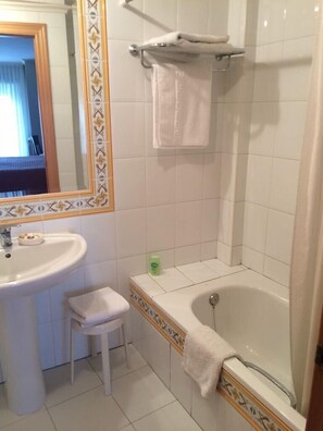 Free toiletries, bidet, towels - Hotel Los Ángeles (La Baneza)