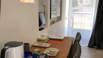 Microwave, mesin espresso, ketel listrik, dan kursi makan untuk bayi