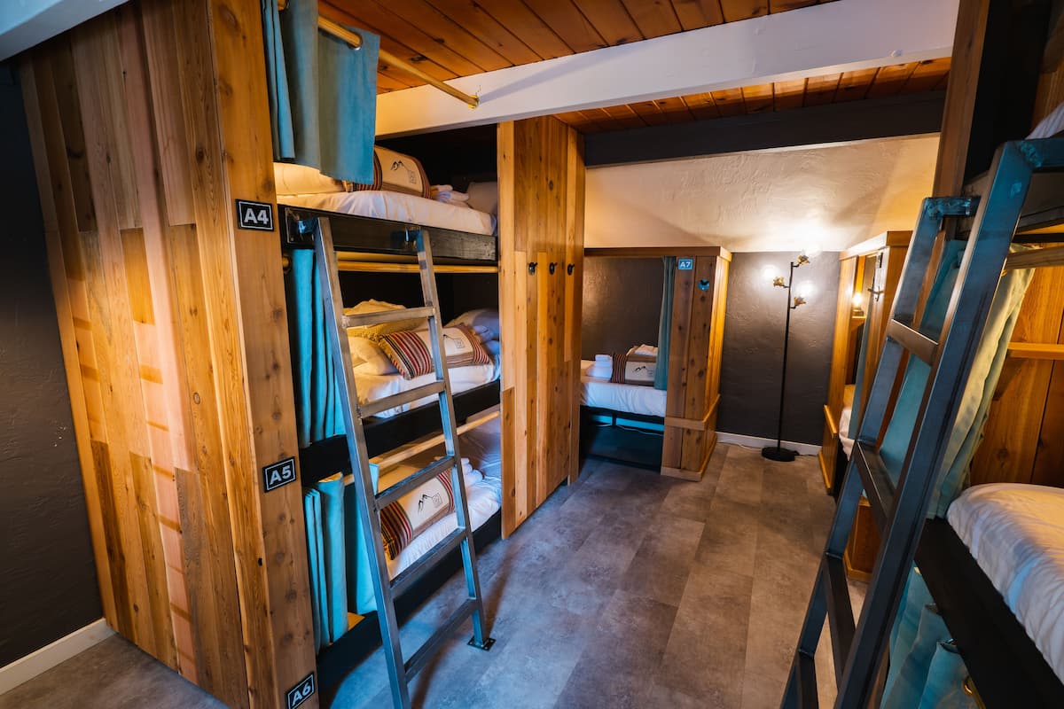 Kamer, meerdere bedden | 1 slaapkamer, een bureau, een laptopwerkplek, verduisterende gordijnen
