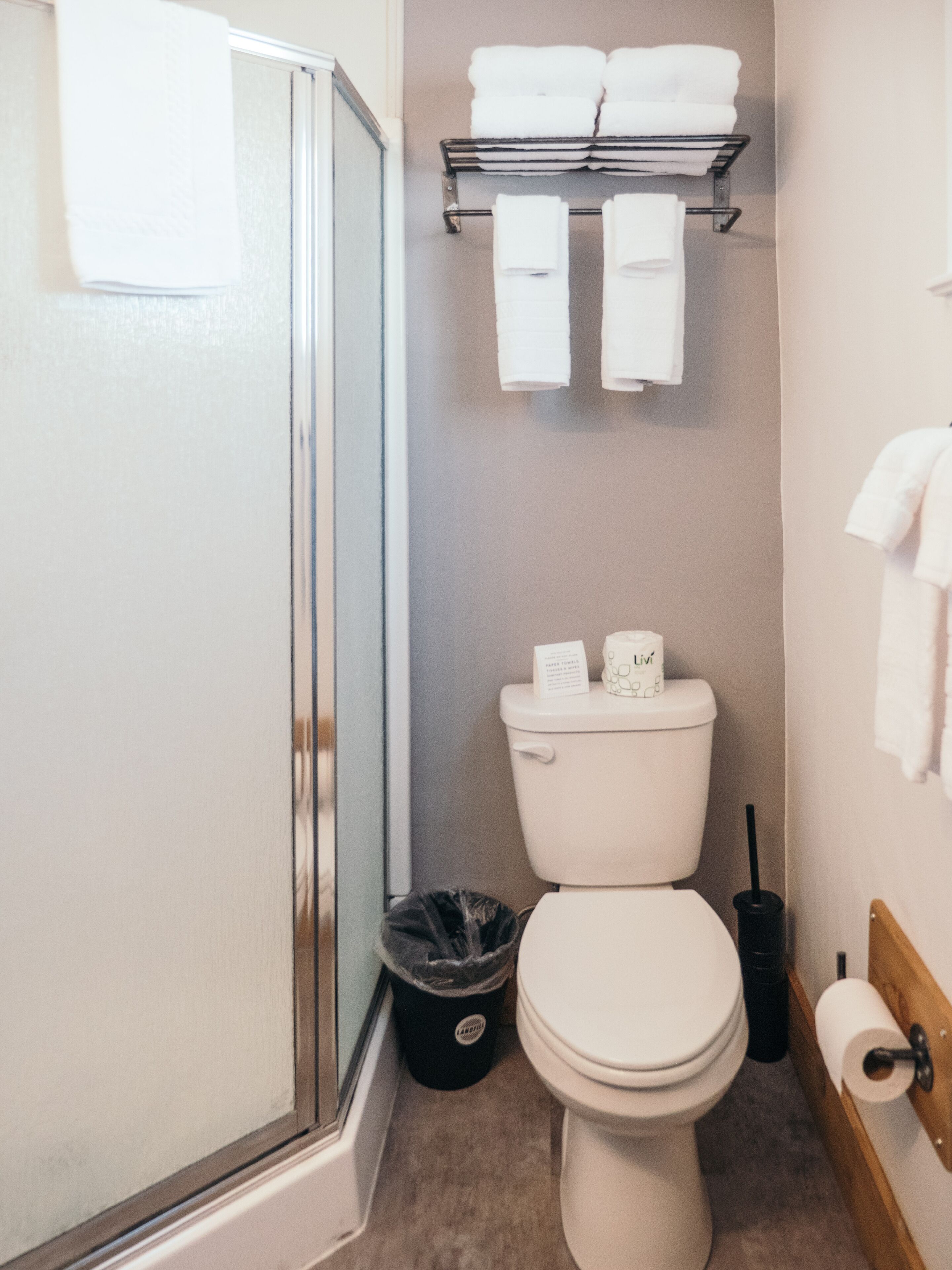 combined shower/bathtub, eco-friendly toiletries, towels, soap