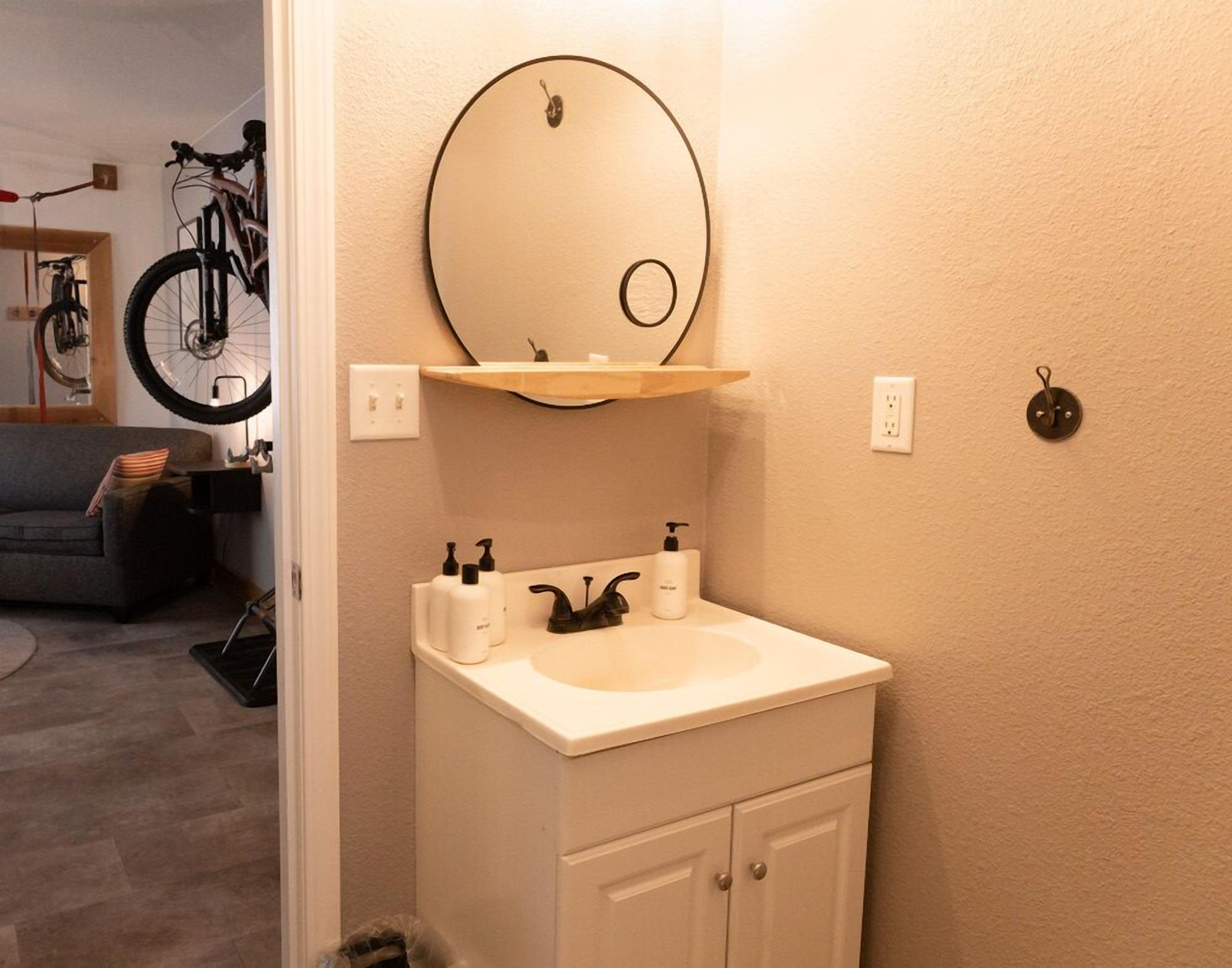 family room | bathroom | combined shower/bathtub, eco-friendly toiletries, towels, soap