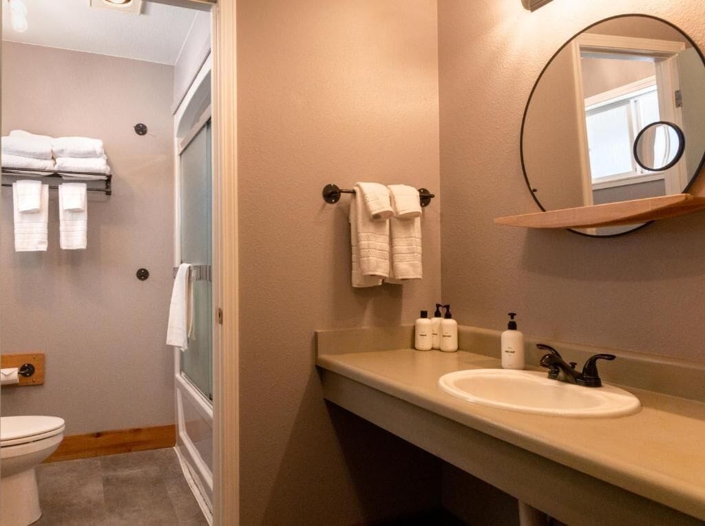 Combined shower/tub, eco-friendly toiletries, towels, soap