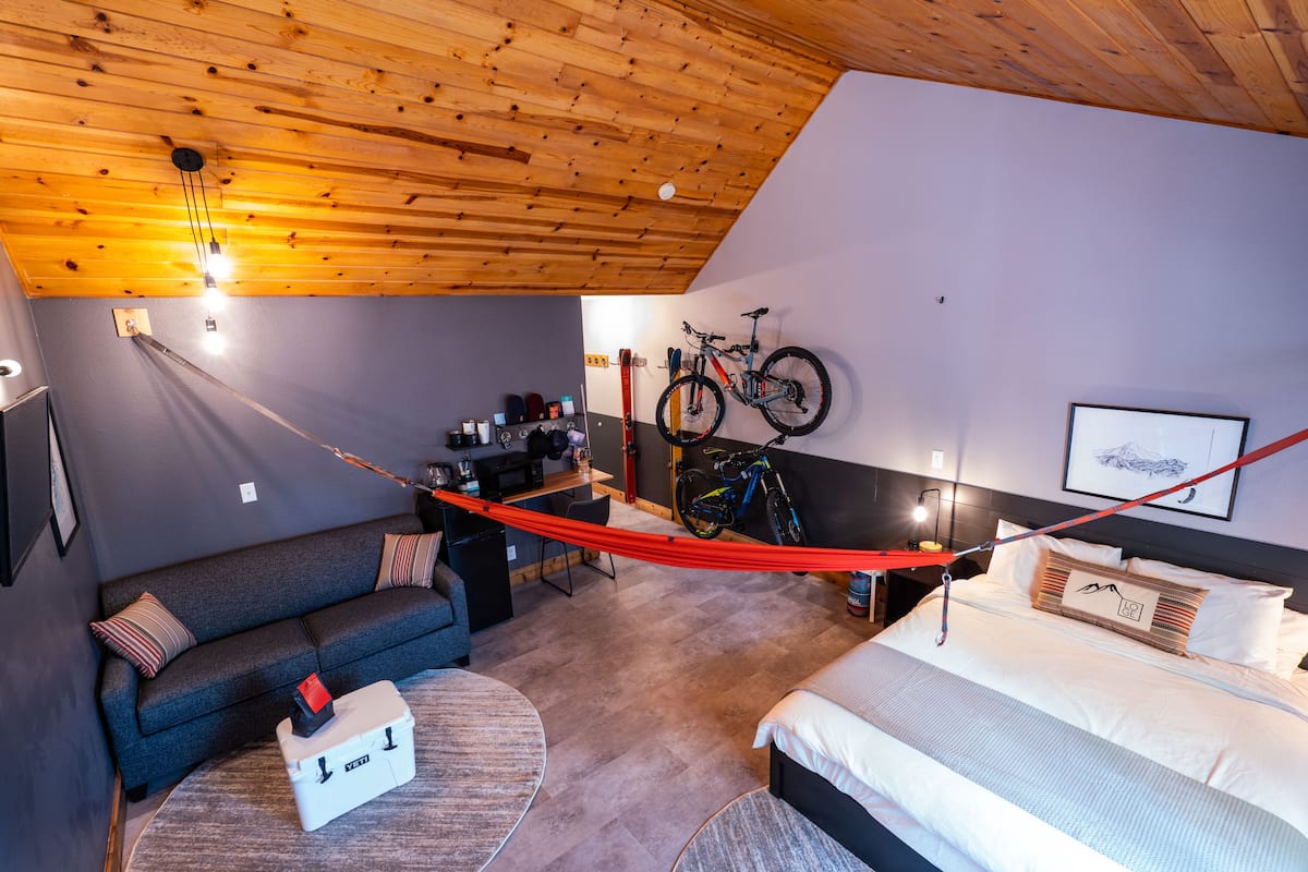 1 slaapkamer, een bureau, een laptopwerkplek, verduisterende gordijnen