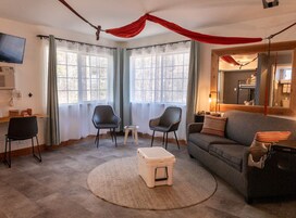 Family Room | Desk, laptop workspace, blackout drapes, free WiFi