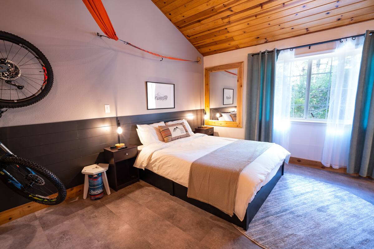 1 bedroom, desk, laptop workspace, blackout curtains