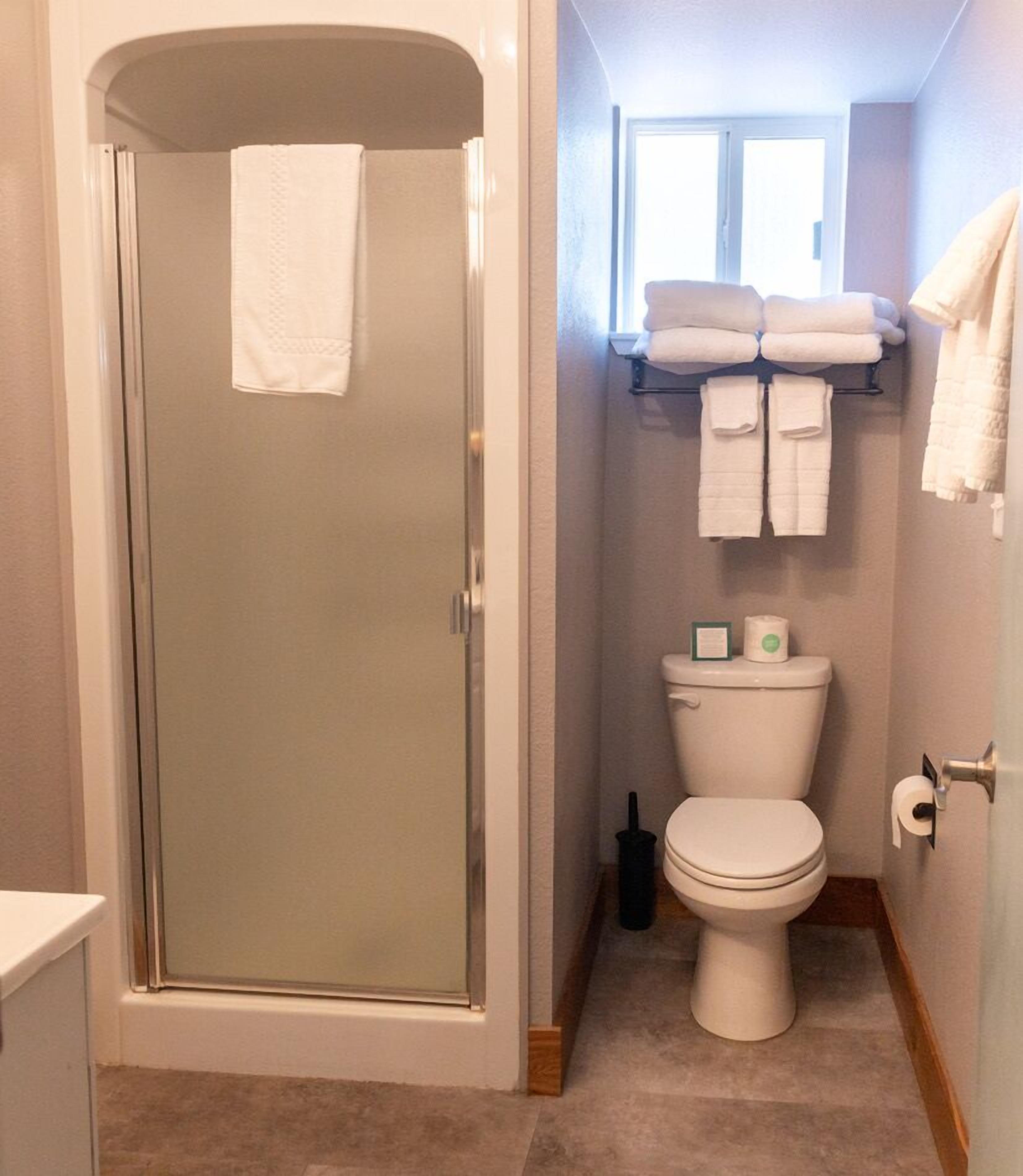 family room | bathroom | combined shower/bathtub, eco-friendly toiletries, towels, soap