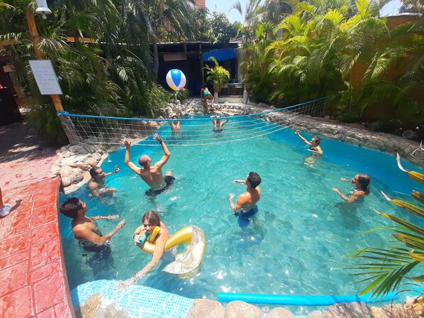 Outdoor pool - Tower Bridge Hostel (Puerto Escondido)