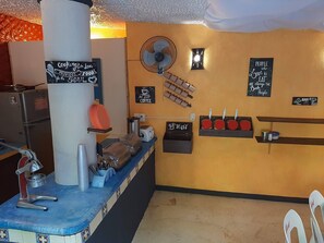 Daily cooked-to-order breakfast for a fee - Tower Bridge Hostel (Puerto Escondido)