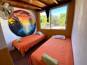 Basic tvåbäddsrum | Värdeförvaringsskåp på rummet, gratis wi-fi och sängkläder