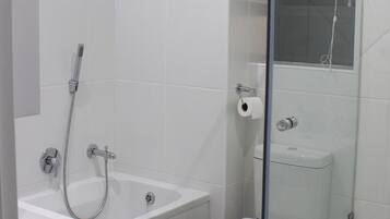 Comfort-Apartment, Mehrere Betten, Nichtraucher, Gartenblick | Badezimmer | Badewanne und Dusche (separat), Komfortbadewanne, Hydromassagedusche