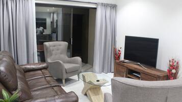 Kondominium Comfort, Beberapa Tempat Tidur, Bebas Asap Rokok, pemandangan kebun | Ruang keluarga | Smart TV 48-inci dengan saluran TV premium dan TV