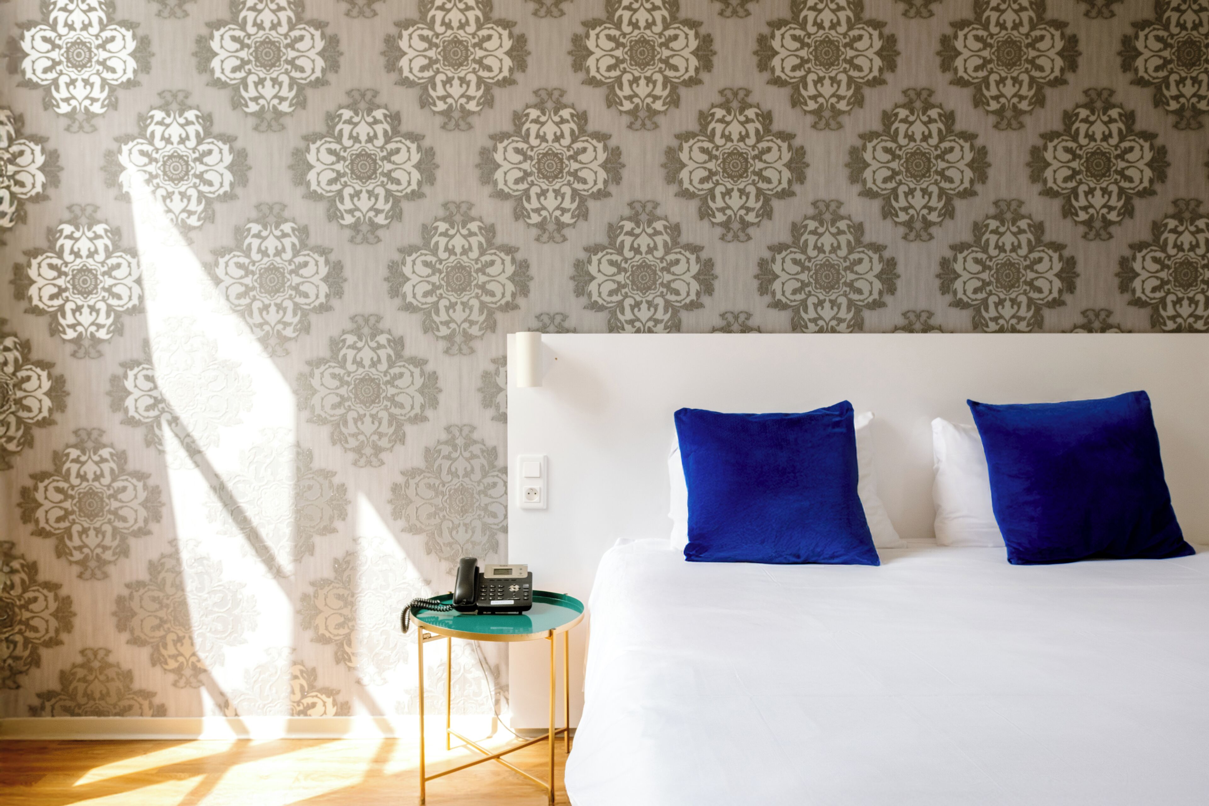 standard double room | in-room safe, individually decorated, individually furnished, desk