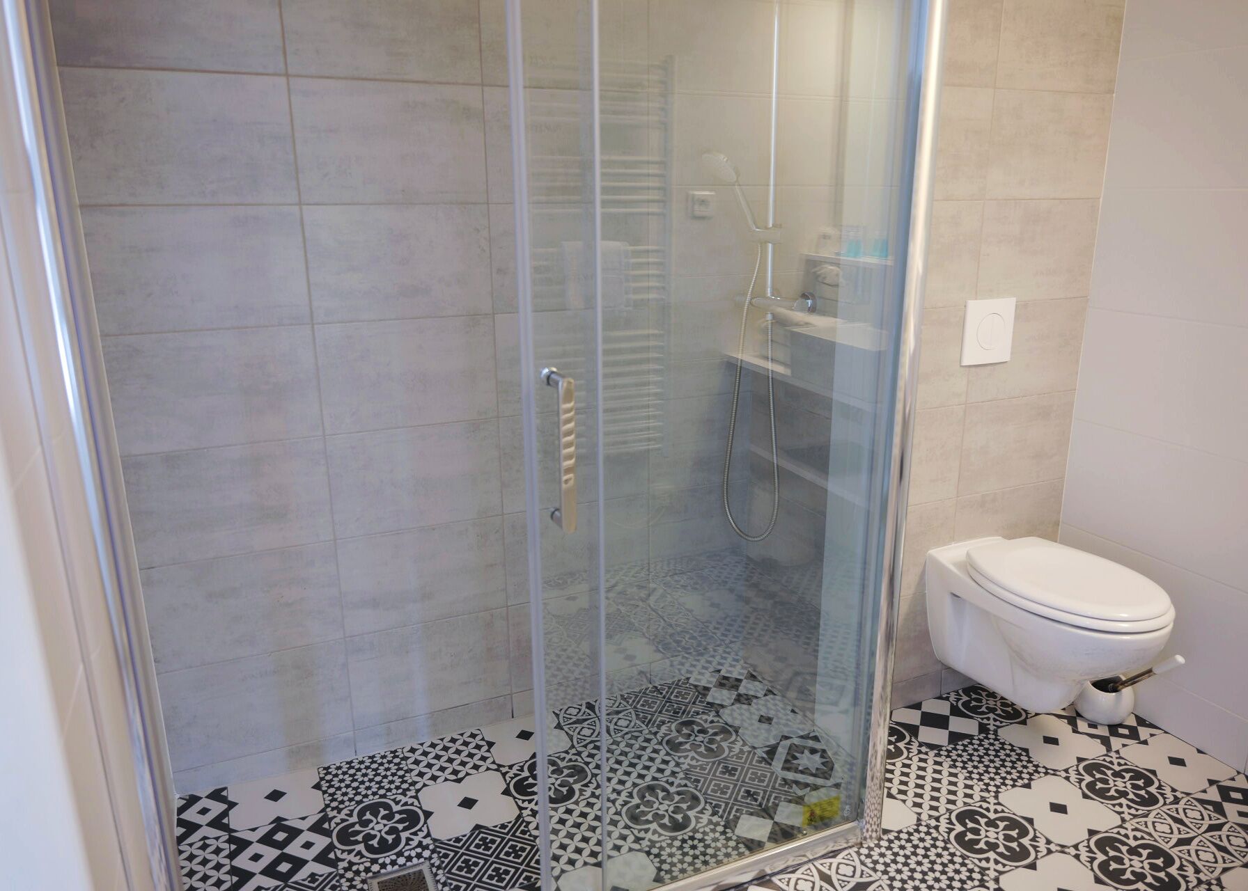 shower, free toiletries, hair dryer, towels