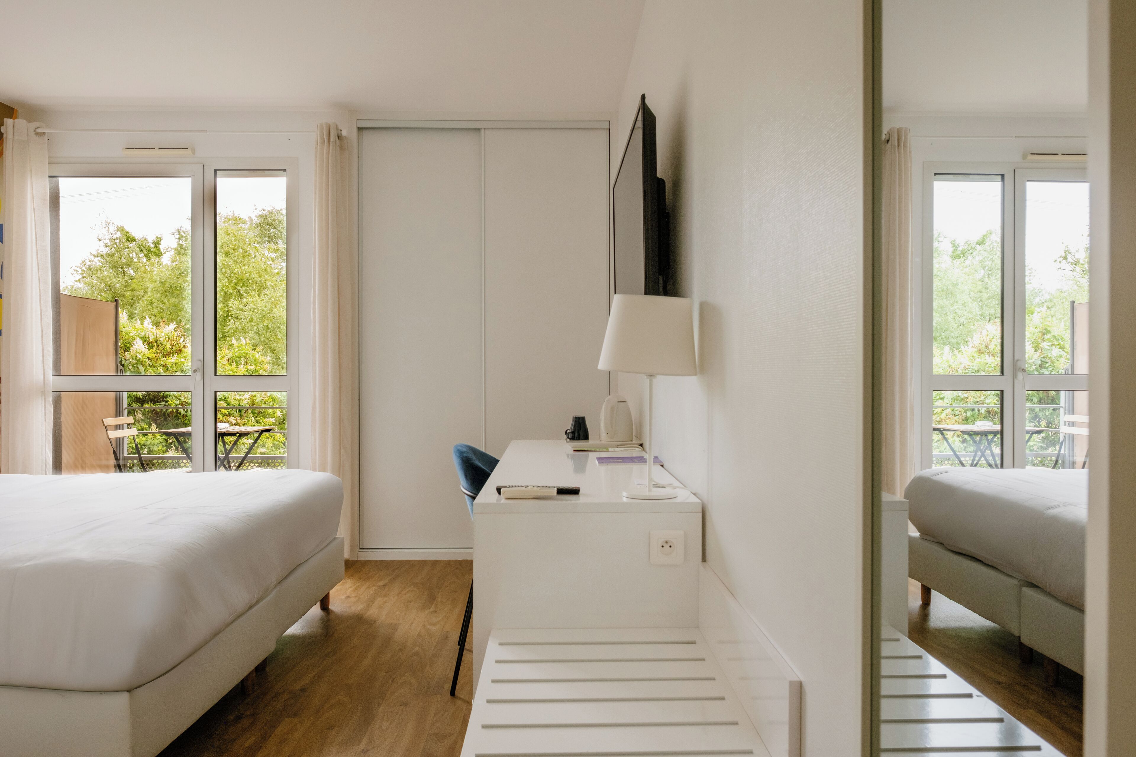 スーペリア ルーム キングベッド 1 台 バルコニー | セーフティボックス (室内)、客室ごとに異なる装飾、客室ごとに異なるインテリア、デスク