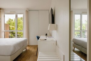 Habitación superior, 1 cama de matrimonio grande, balcón | Caja fuerte, decoración individual, mobiliario individual y escritorio