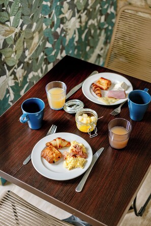 Frokostbuffé hver dag (mot et tillegg)