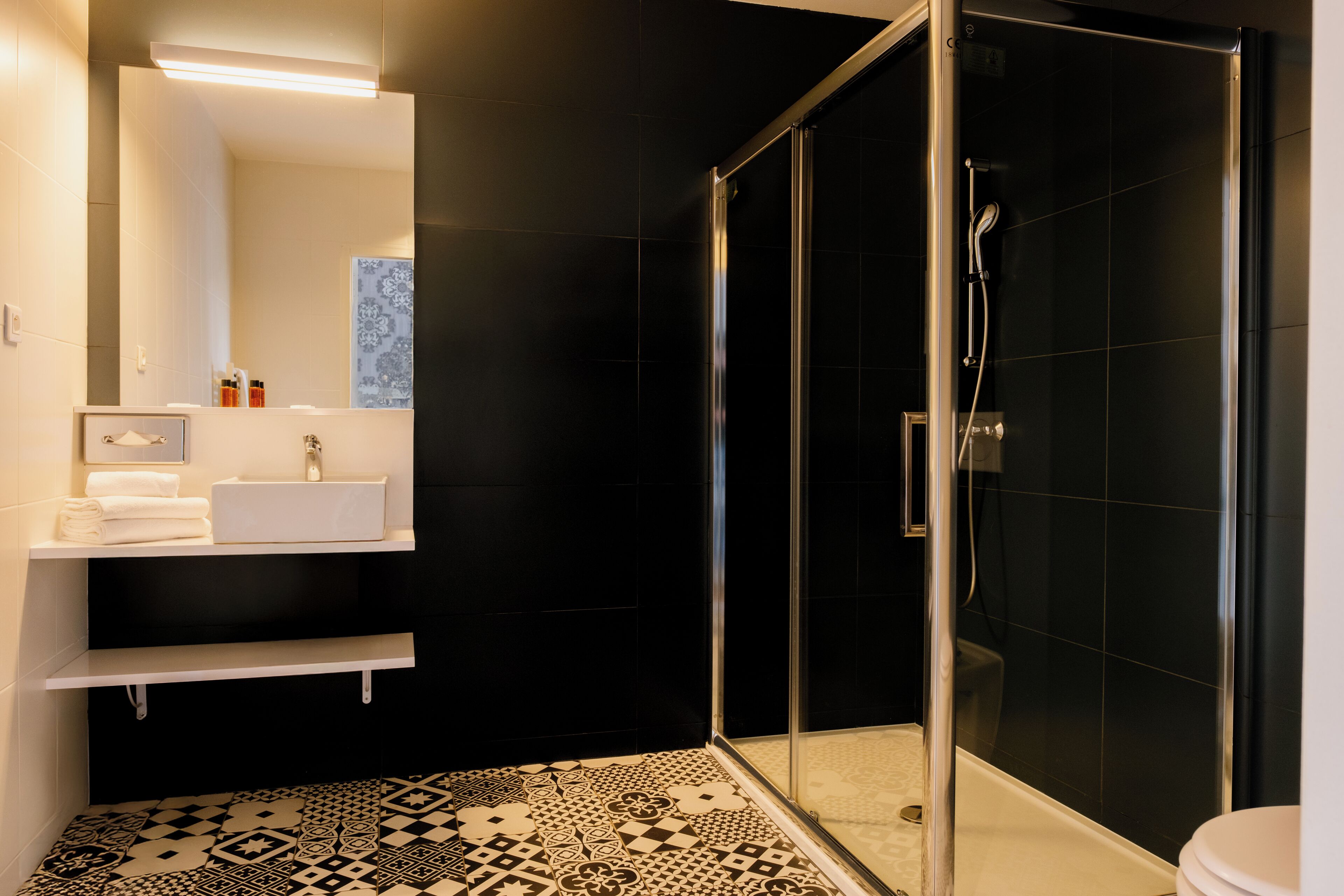 standard double room | in-room safe, individually decorated, individually furnished, desk