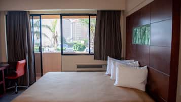 Quarto standard, 1 cama Queen | Edredons de pluma, escrivaninha, espaço de trabalho para notebook