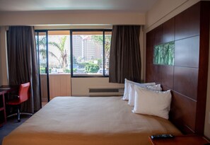 Standardzimmer, 1 Queen-Bett | Daunenbettdecken, Schreibtisch, laptopgeeigneter Arbeitsplatz