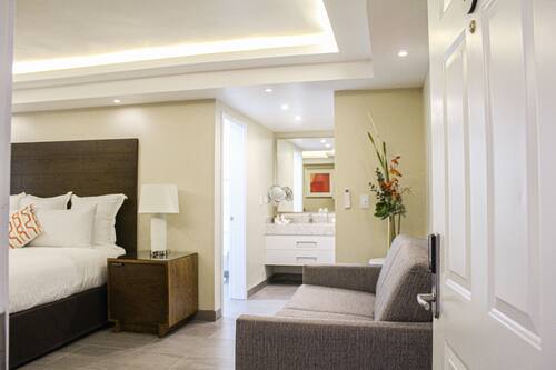 Exclusive Studio Suite, 1 Bedroom, Non Smoking, Partial Ocean View