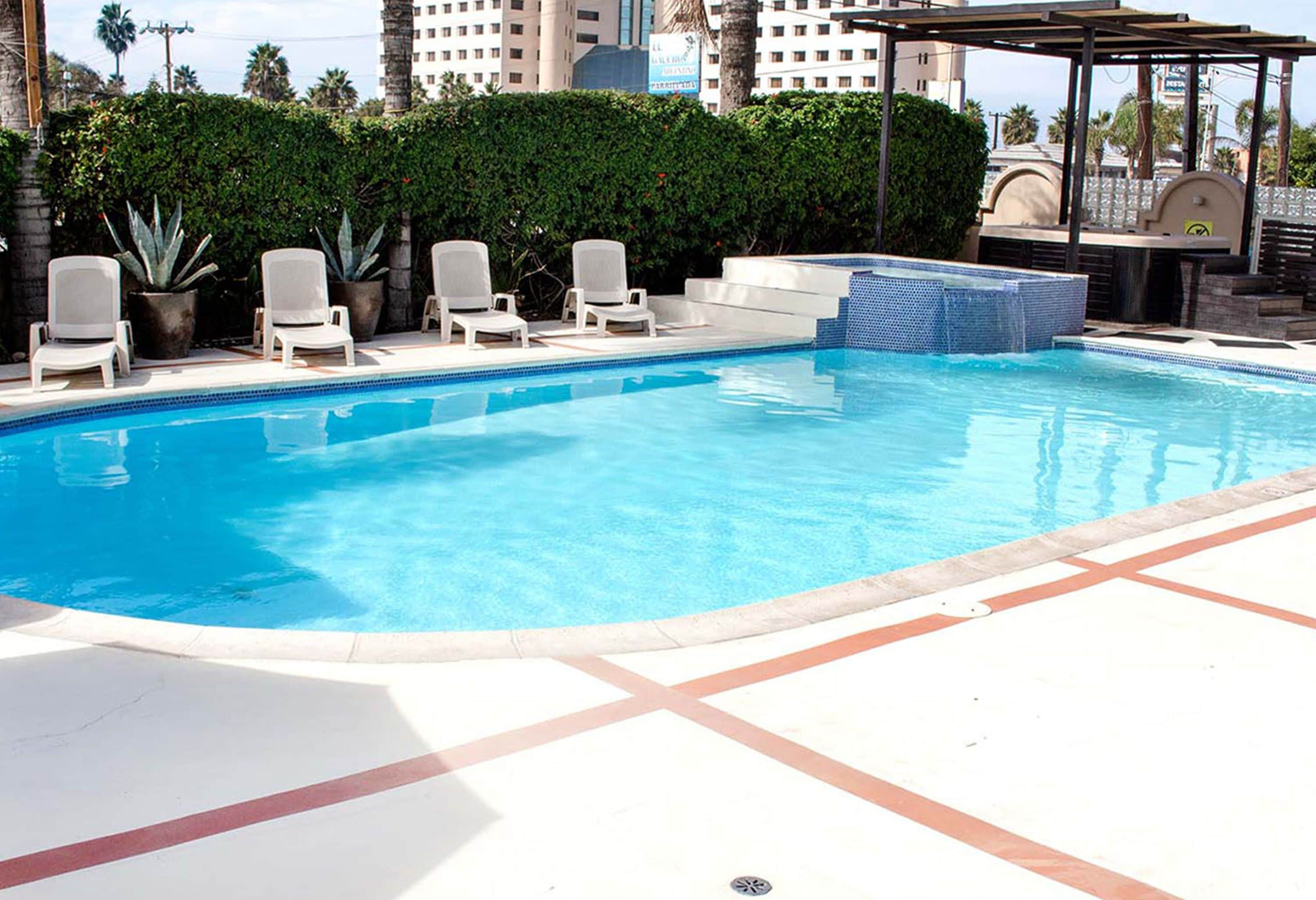 Piscina externa, funciona das 8h30 às 20h30, guarda-sóis