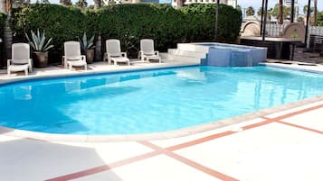 Piscina externa, funciona das 8h30 às 20h30, guarda-sóis