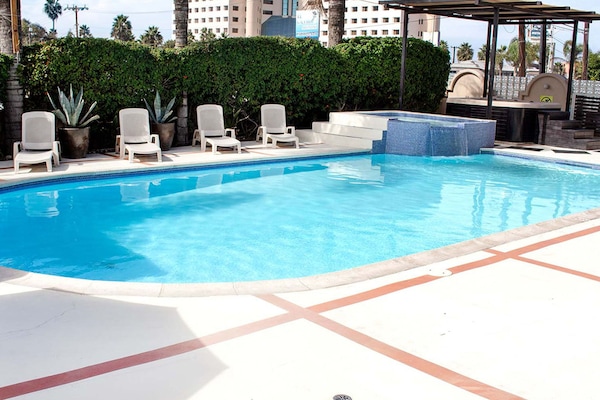 Piscina all'aperto, ombrelloni da piscina, lettini