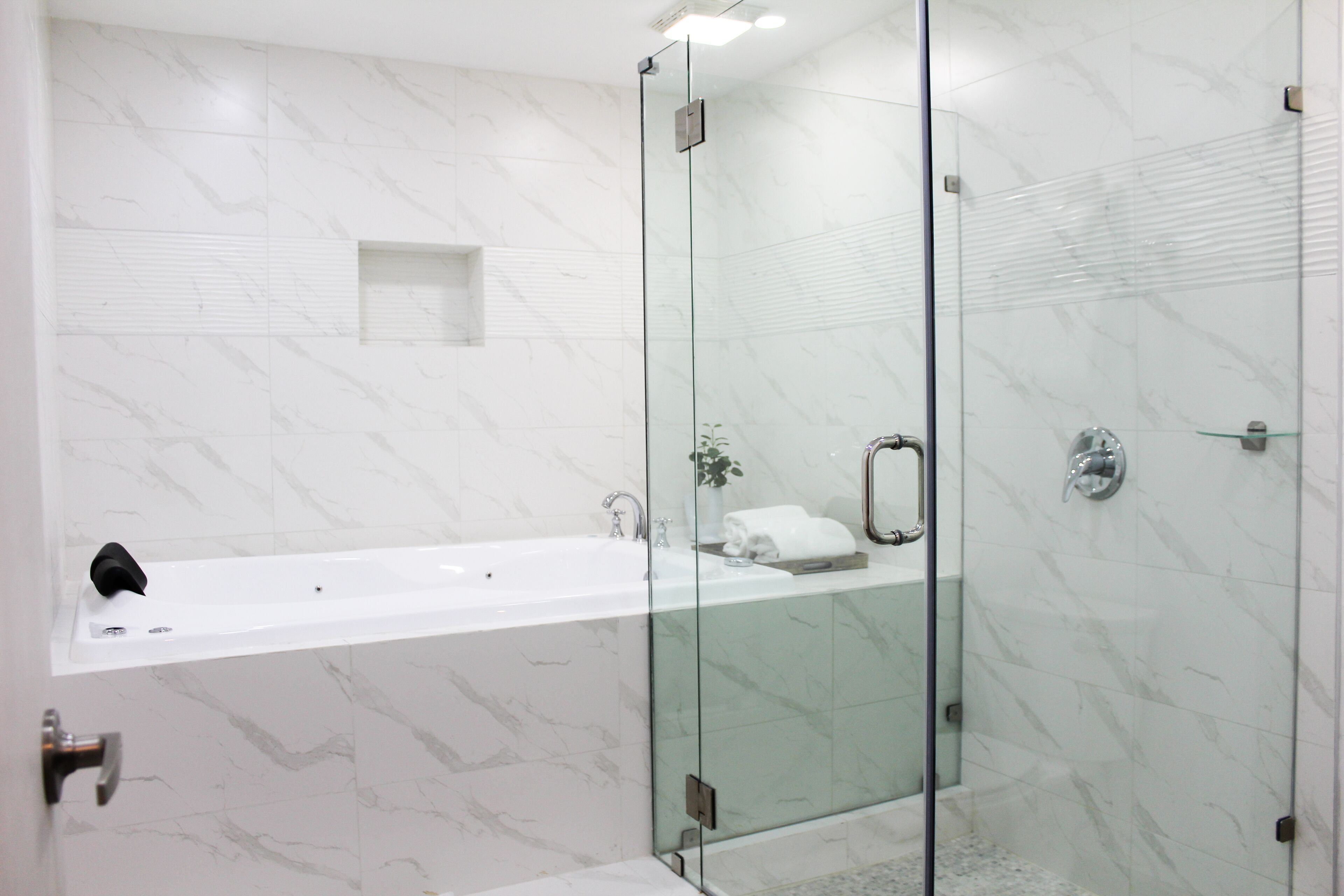 Exclusieve studio suite, 1 slaapkamer, niet-roken, gedeeltelijk uitzicht op oceaan | Badkamer | Een regendouche, gratis toiletartikelen, handdoeken, zeep