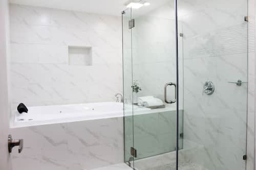 Exclusieve studio suite, 1 slaapkamer, niet-roken, gedeeltelijk uitzicht op oceaan | Badkamer | Een regendouche, gratis toiletartikelen, handdoeken, zeep