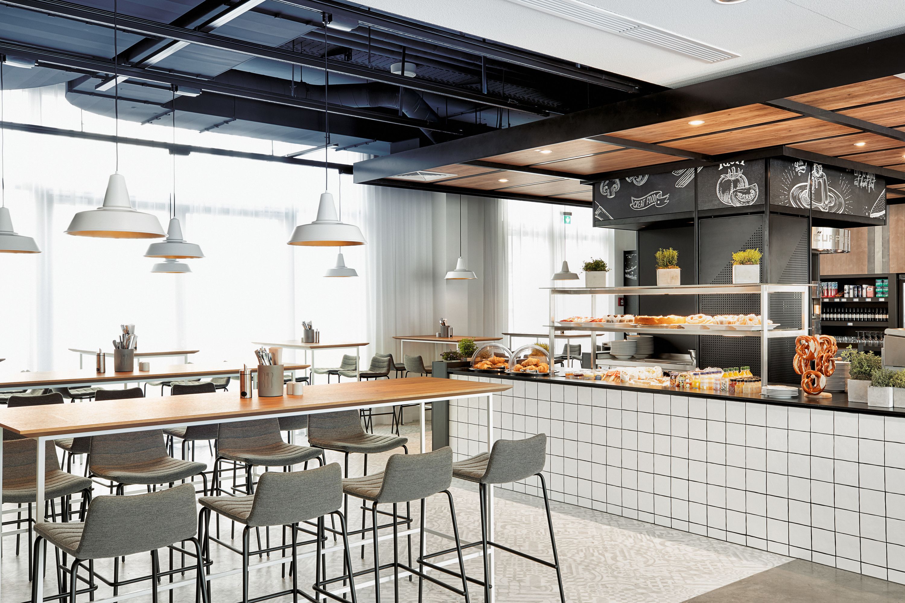 breakfast, lunch, dinner served; international cuisine