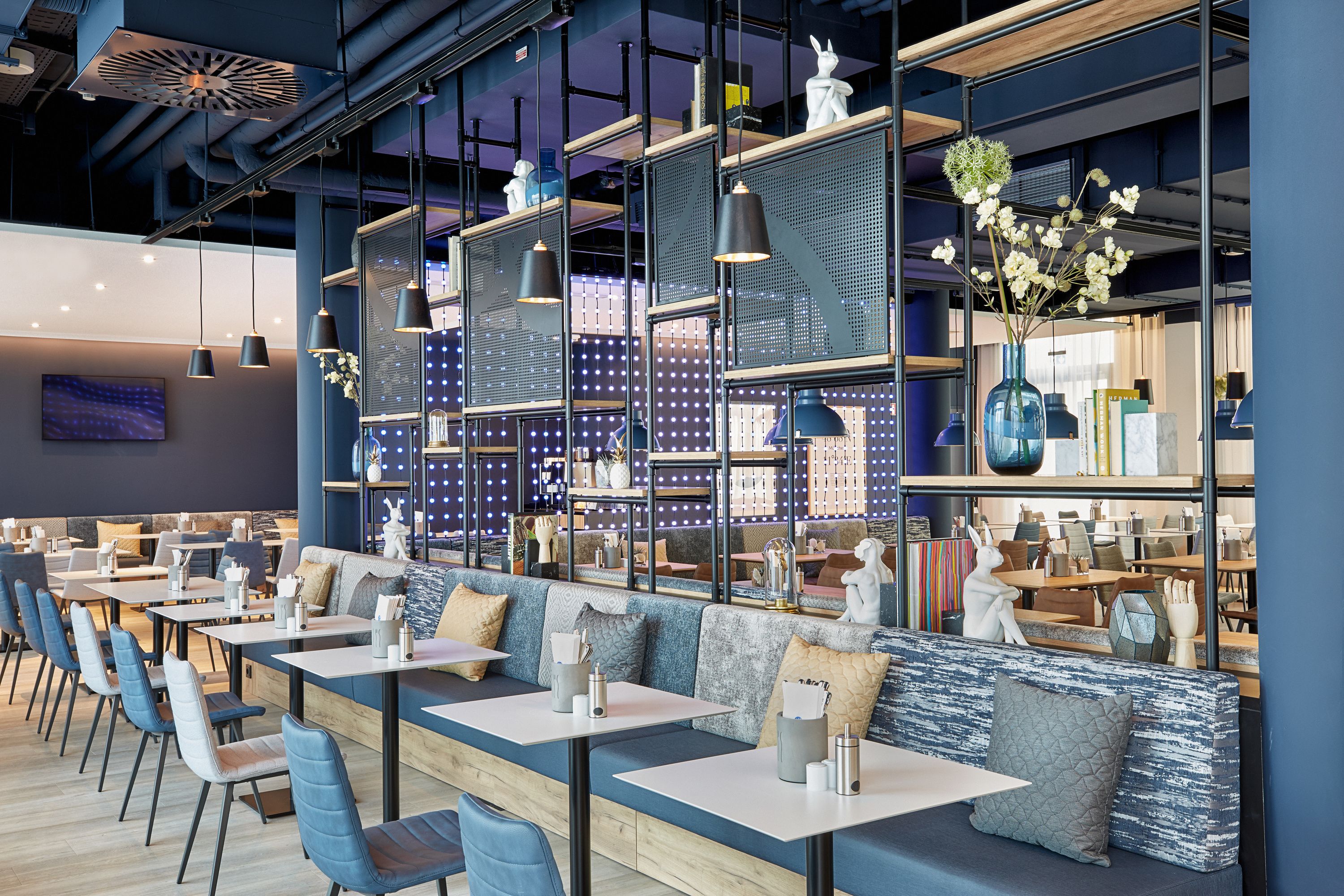 breakfast, lunch, dinner served; international cuisine