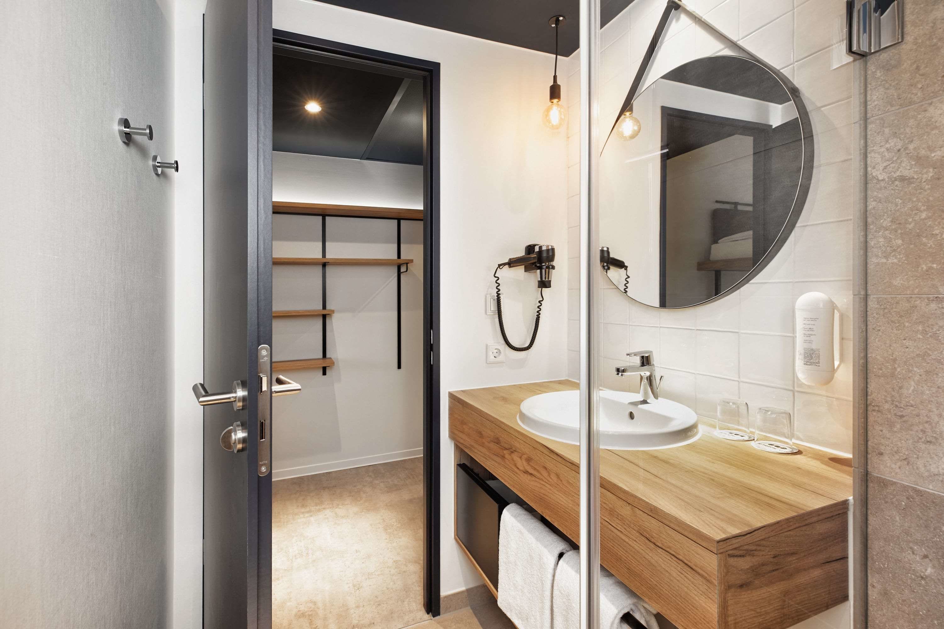 hypo-allergenic bedding, free wifi, bed sheets