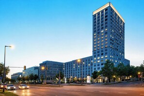 Front of property – evening/night - Hotel München-Olympiapark (Munich)