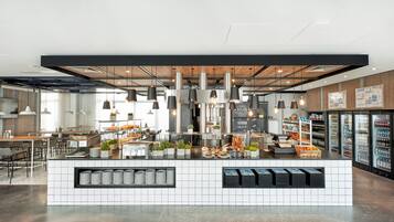 Se sirven desayunos, comidas, cenas y cocina internacional