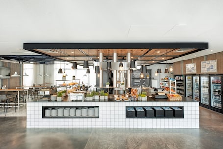 Se sirven desayunos, almuerzos y cenas; cocina internacional. H2 Hotel München Olympiapark