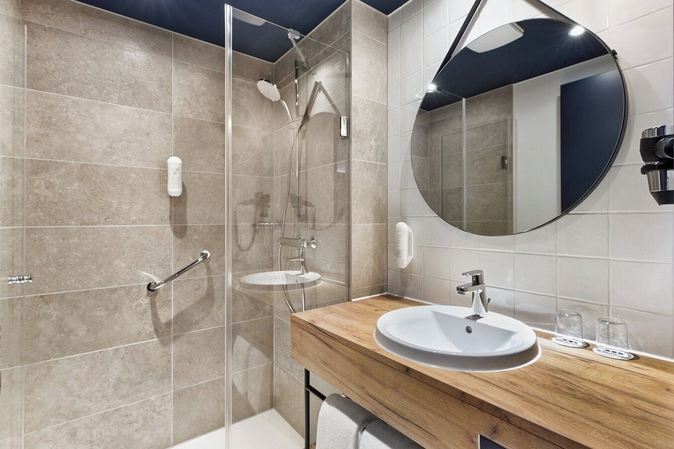 Dusche, Regendusche, umweltfreundliche Kosmetikartikel, Handtücher
